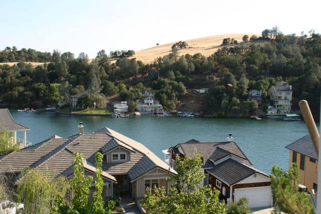 Lakefront Houses at Lake Tulloch